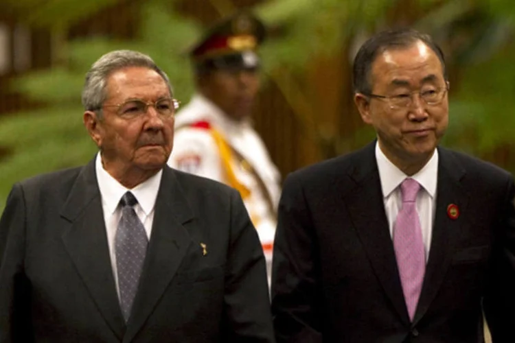 Presidente de Cuba, Raul Castro, recebe o secretário-geral da ONU, Ban Ki-moon, no Palácio Revolucionário em Havana (Orlando Barria/Reuters)