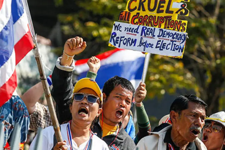 
	Manifestantes anti-governo protestam na Tail&acirc;ndia: eles exigem a realiza&ccedil;&atilde;o de reformas antes das elei&ccedil;&otilde;es
 (REUTERS/Athit Perawongmetha)