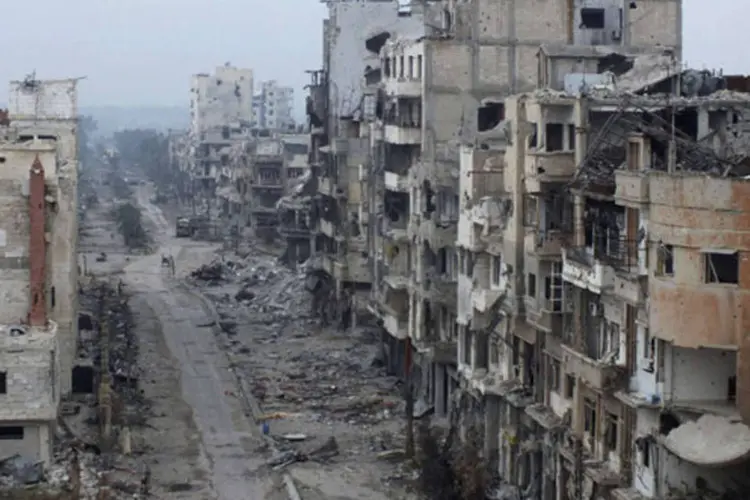 
	Edif&iacute;cios danificados em uma rua de Homs, na S&iacute;ria
 (Yazan Homsy/Reuters)