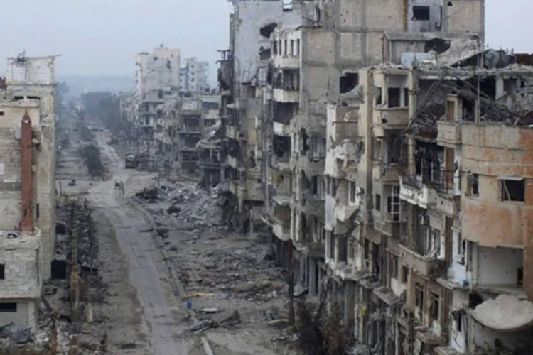 
	Edif&iacute;cios danificados em uma rua de Homs, na S&iacute;ria:&nbsp;grupo disse que mais de 470 mortos eram civis
 (Yazan Homsy/Reuters)