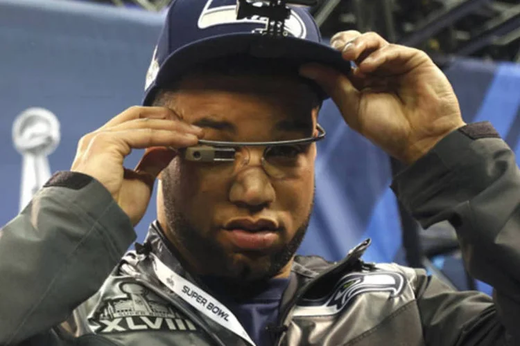 Golden Tate, jogador de futebol americano do Seattle Seahawks, testa o Google Glass no Prudential Center em Newark, Nova Jersey (Carlo Allegri/Reuters)