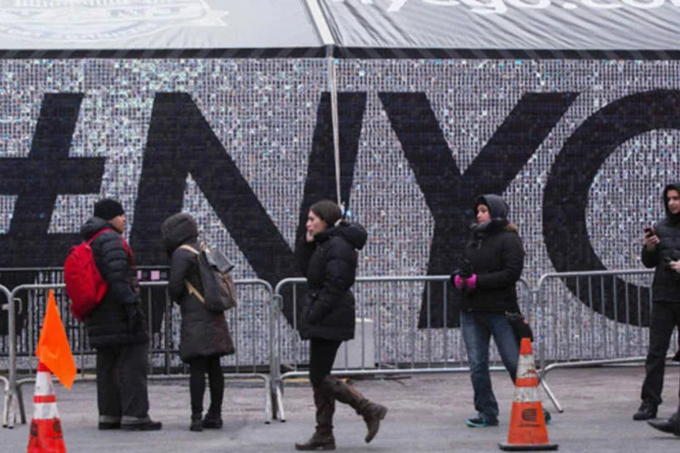 Pedestres passam por uma placa na Broadway com os preparativos para o Super Bowl XLVIII, em Nova York (Lucas Jackson/Reuters)