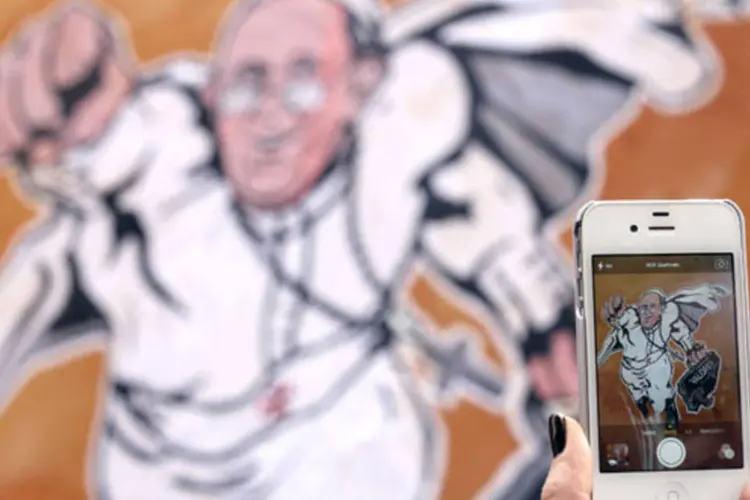 Grafite do papa Francisco vestido de super-homem feito no centro de Roma, próximo do Vaticano (Alessandro Bianchi/Reuters)