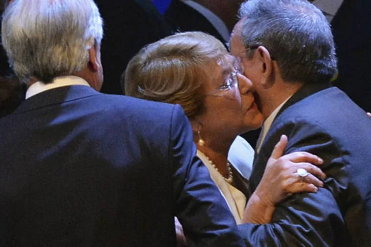 Presidente eleita do Chile, Michelle Bachelet, cumprimenta o presidente de Cuba, Raul Castro, durante um sessão da Celac em Havana (Adalberto Roque/Reuters)