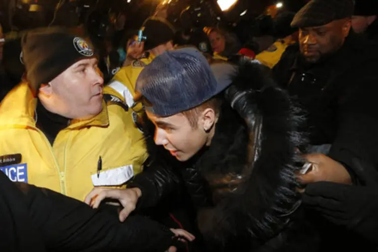 
	Justin Bieber chega a delegacia em Toronto: cantor&nbsp;tamb&eacute;m foi indiciado por atacar um motorista de limusine em Toronto
 (Alex Urosevic/Reuters)
