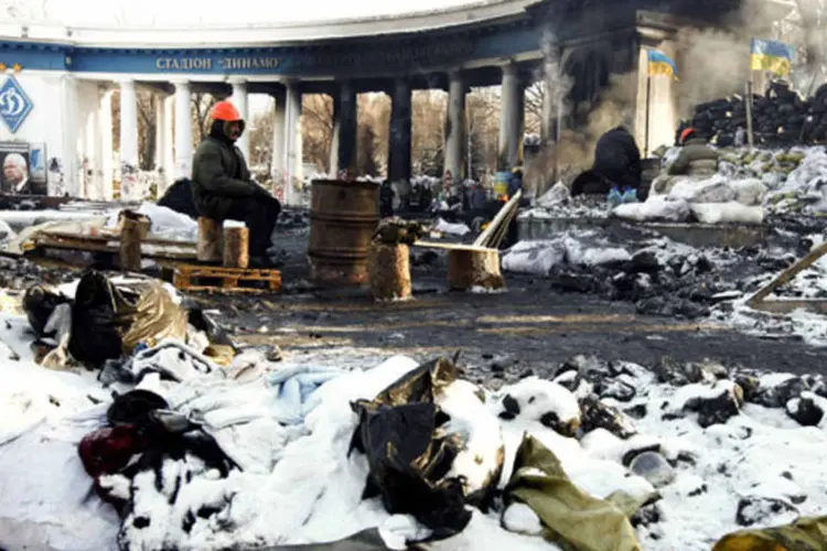 Barricada erguida por manifestantes contrários ao governo, próximo ao local de confrontos com a polícia, em Kiev (Vasily Fedosenko/Reuters)