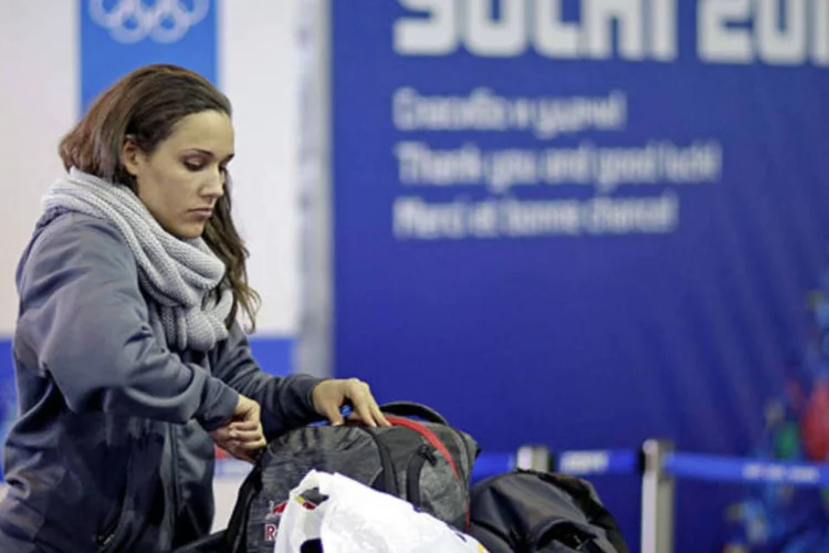 Atleta da equipe americana de bobsled chega a vila olímpica para a Olimpíada de Inverno de Sochi, na Rússia (David Goldman/Reuters)
