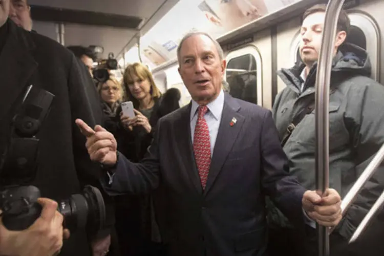Michael Boomblerg pega o metrô ao deixar a prefeitura em seu último dia como prefeito em Nova York, em dezembro do ano passado (Carlo Allegri/Reuters)
