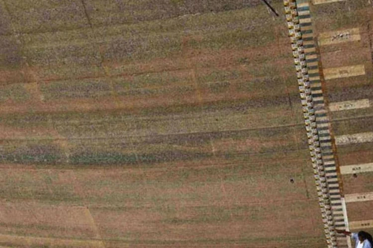 
	Trabalhador da Sabesp mostra os indicadores de n&iacute;vel de &aacute;gua em represa seca: o sistema atingiu nesta sexta-feira o menor n&iacute;vel desde 1974, ano em que foi criado (18,7%)
 (Nacho Doce/Reuters)