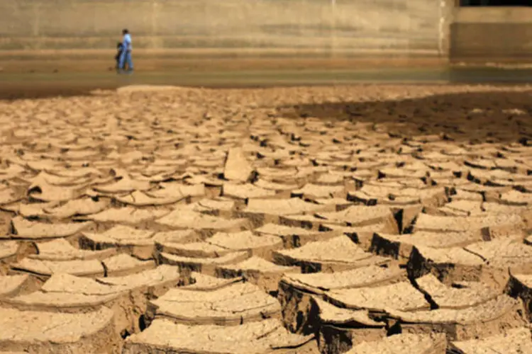 Um funcionário da Sabesp na barragem de Jaguary em Braganca Paulista (Nacho Doce/Reuters)