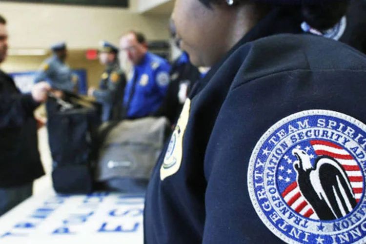 Agentes de segurança conferem bagagem de passageiros para garantir o transporte de massa para o Super Bowl XLVIII, em Secaucus, Nova Jersey (Eduardo Munoz/Reuters)