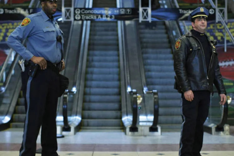 Agentes de segurança conferem bagagem de passageiros para garantir o transporte de massa para o Super Bowl XLVIII, em Secaucus, Nova Jersey (Eduardo Munoz/Reuters)