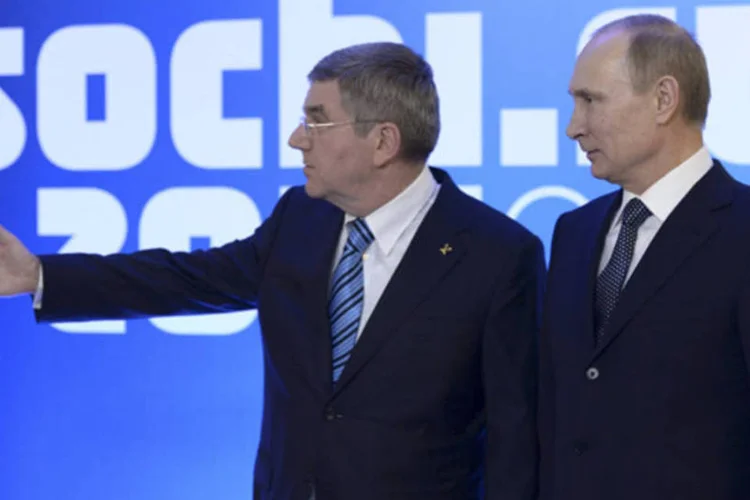 Presidente da Rússia, Vladimir Putin, ao lado do presidente do Comitê Olímpico Internacional (COI), Thomas Bach, durante evento de boas vindas para os Jogos Olímpicos de Inverno de Sochi (Alexei Nikolsky/RIA Novosti/Kremlin/Reuters)