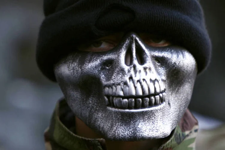Um manifestante contrário ao governo fotografado durante um protesto, em Kiev (David Mdzinarishvili/Reuters)