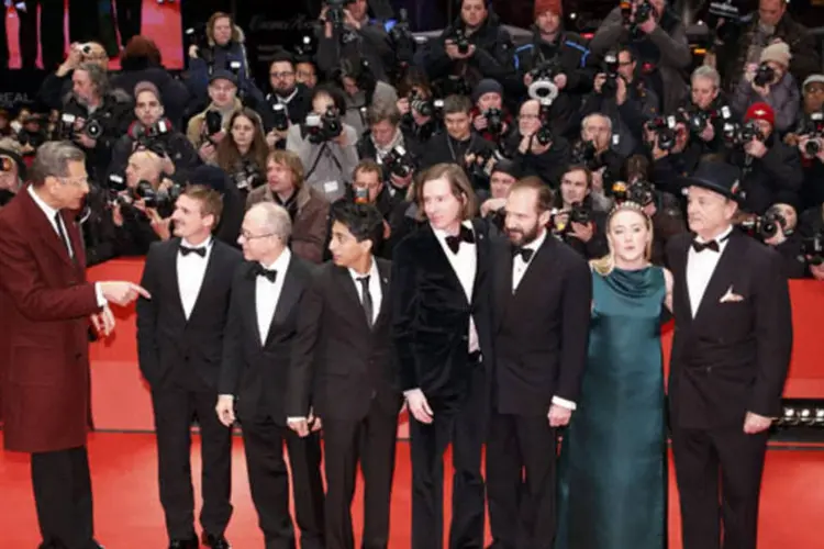 Elenco de "The Grand Budapest Hotel" chega para a exibição do filme na abertura do 64º Festival de Cinema de Berlim (Thomas Peter/Reuters)