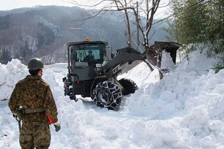 
	Neve no Jap&atilde;o: estradas e rodovias continuam interditadas hoje
 (REUTERS/Japan Ground Self-Defense Force/Handout via Reuters)