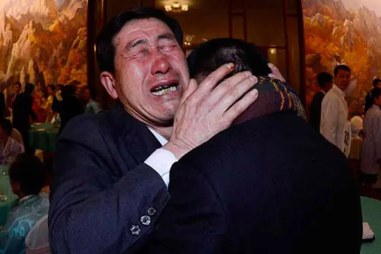 
	O sul-coreano Park Yang-gon (d), 53, e seu irm&atilde;o norte-coreano Park Yang-su, choram durante a reuni&atilde;o das fam&iacute;lias coreanas separadas
 (REUTERS/Korea Pool/News1)