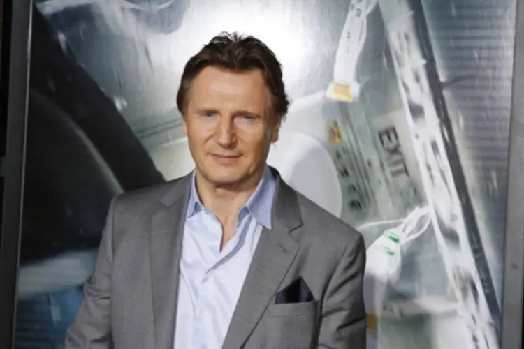 Ator Liam Neeson posa para fotos durante a pré-estreia do se novo filme, "Busca Implacável", em Los Angeles  (Fred Prouser/Reuters)