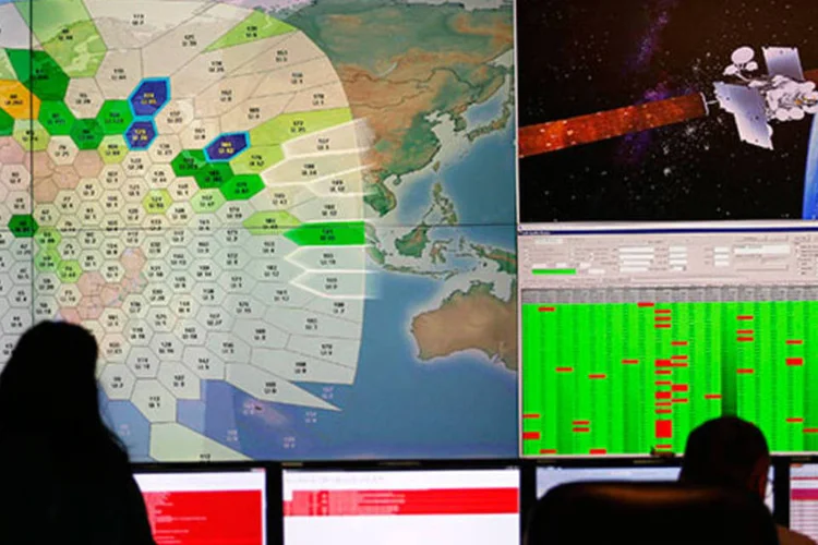 
	Profissionais da Inmarsat observam imagens de sat&eacute;lites em escrit&oacute;rio em Londres: alguns dos objetos t&ecirc;m at&eacute; 23 metros de comprimento e outros brilham
 (REUTERS/Andrew Winning)