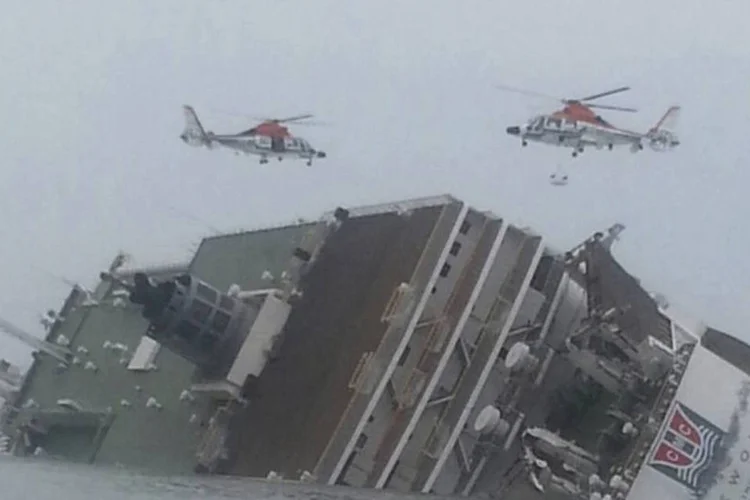 
	Helic&oacute;pteros s&atilde;o vistos sobre navio da Coreia do Sul que naufragou: &nbsp;as equipes de resgate se mobilizaram para a evacua&ccedil;&atilde;o dos passageiros, mas o naufr&aacute;gio foi mais r&aacute;pido
 (REUTERS/Yonhap)