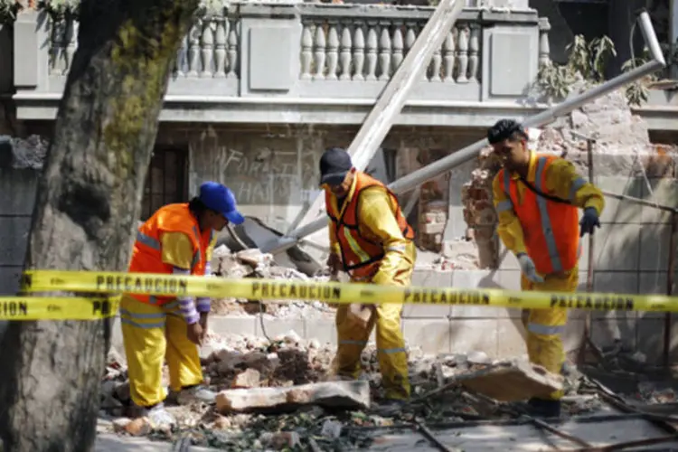 Trabalhadores removem destroços de um muro tombado durante o terremoto que atingiu o México (REUTERS/Bernardo Montoya)