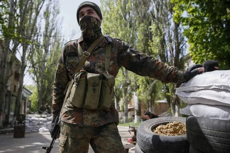 Homem pró-Rússia armado: Berlim condenou a detenção da equipe, que inclui quatro alemães, classificando o incidente como uma agressão à lei e "sem justificativa" (Gleb Garanich/Reuters)