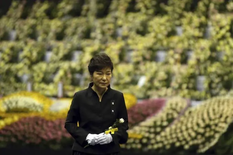 A presidente da Coreia do Sul, Park Geun-hye: "peço desculpas às pessoas. Estou muito abalada pela perda de tantas vidas valiosas", afirmou  (REUTERS/Do Kwang-hwan/Yonhap)