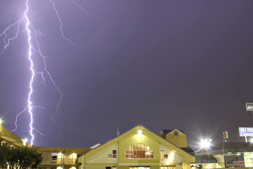 Relâmpago aparece em meio a uma tempestade de tornado no Alabama, Estados Unidos (REUTERS/Gene Blevins)