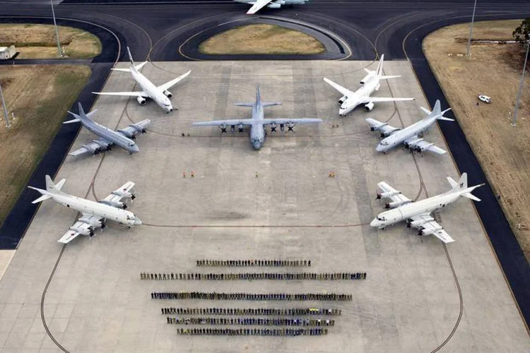 A Força Aérea da Austrália, que participou das buscas pelo avião da Malaysia Airlines, posam para fotografia após o fim da missão (REUTERS/Australian Defence Force/Handout via Reuters)