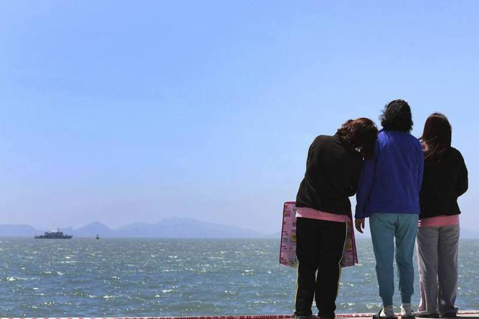 Quase 100 corpos permanecem em balsa sul-coreana