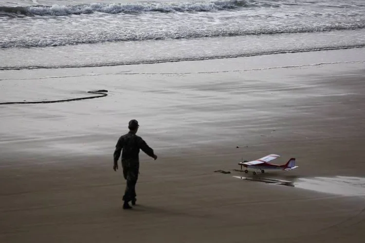 Soldado na ilha de Yeonpyeong: Moradores da ilha, que fica logo ao sul da fronteira marítima em disputa, foram para abrigos antiaéreos (Damir Sagolj/Reuters)