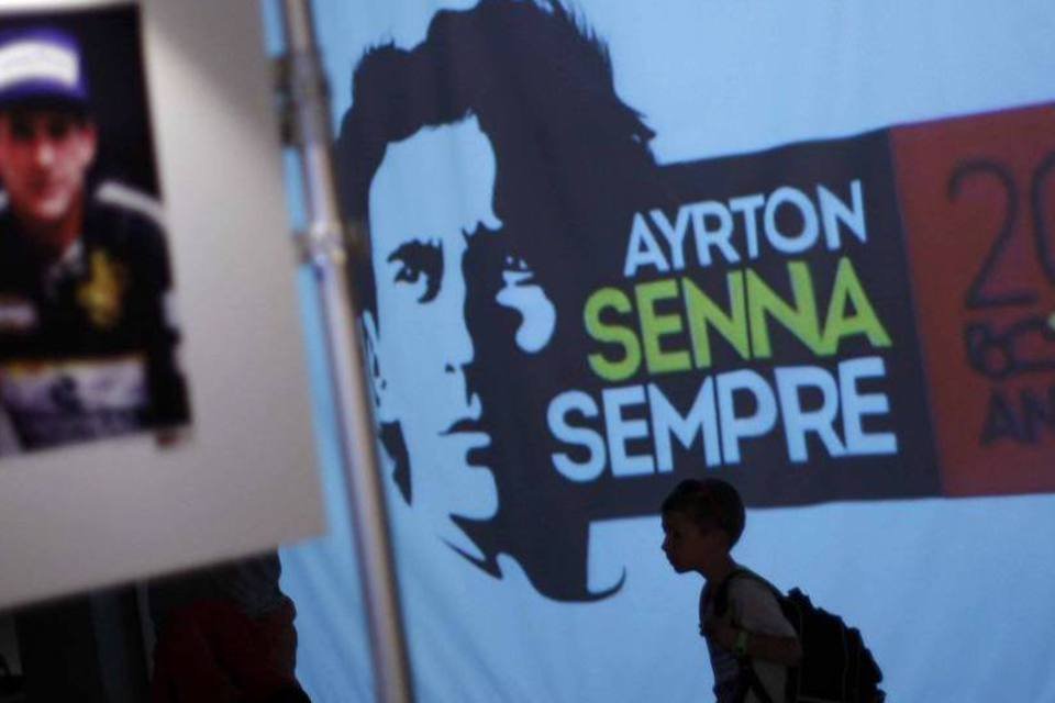 Um garoto passa por vídeo sobre Ayrton Senna durante exposição em Ímola, na Itália (REUTERS/Alessandro Garofalo)