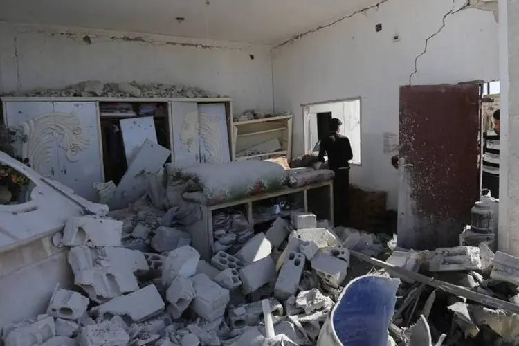 Local que sofreu explosão em Hama: atentados aconteceram três dias depois que mais de 100 pessoas morreram em ataques contra áreas controladas pelo governo em Homs e Damasco (Badi Khlif/Reuters)