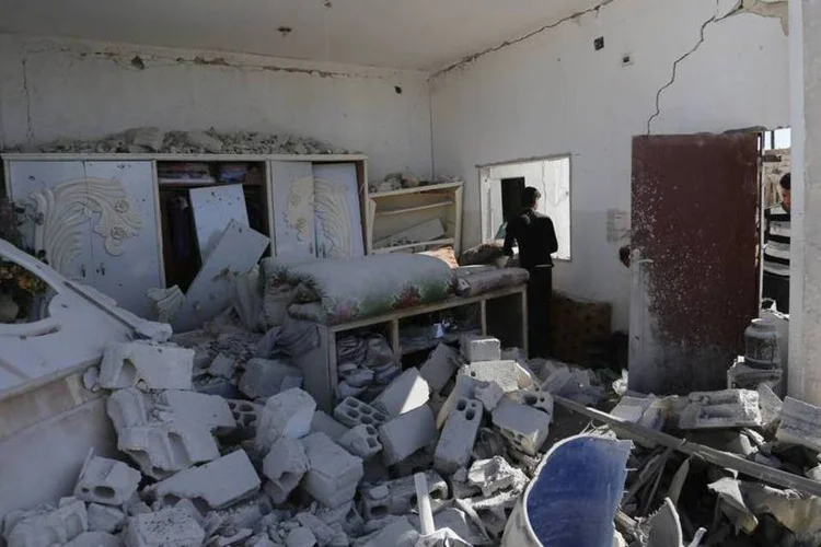 Local que sofreu explosão em Hama: atentados aconteceram três dias depois que mais de 100 pessoas morreram em ataques contra áreas controladas pelo governo em Homs e Damasco (Badi Khlif/Reuters)