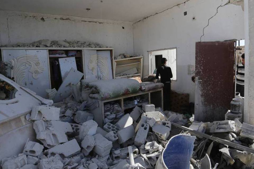Carros-bomba matam 18 pessoas em região central da Síria