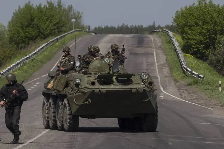 Membros das forças ucranianas em um tanque de guerra na cidade de Slaviansk, na Ucrânia (REUTERS/Baz Ratner)