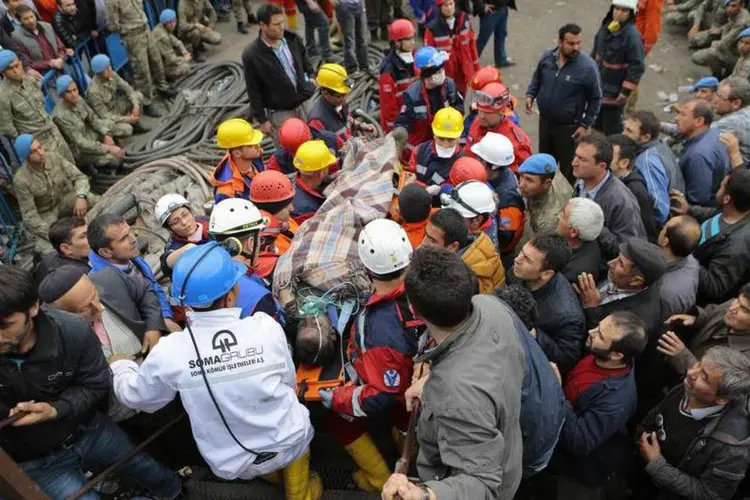 
	Mineiro &eacute; carregado ap&oacute;s resgate em mina na Turquia:&nbsp;morreram pelo menos 232 pessoas
 (REUTERS/Yasin Akgul/Depo Photos)