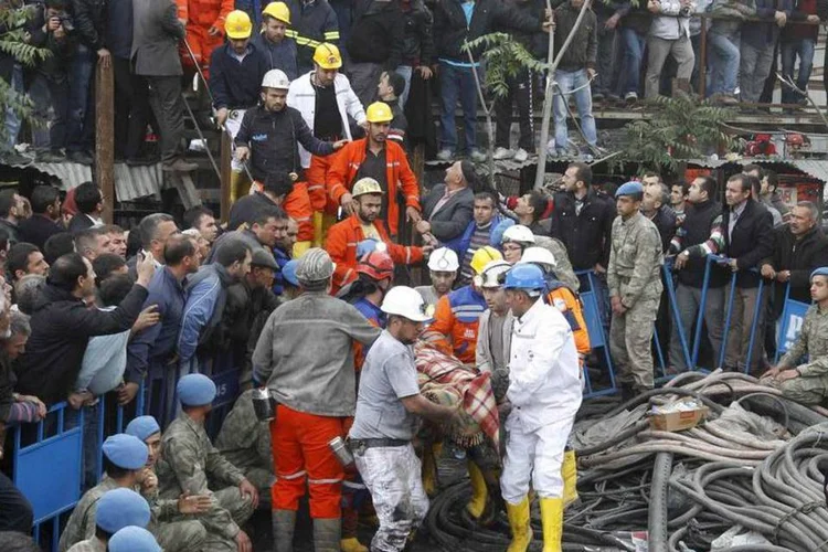 
	Equipe de resgate carrega mineiro ferido ap&oacute;s explos&atilde;o de mina na Turquia: nas &uacute;ltimas horas, ningu&eacute;m foi resgatado com vida
 (REUTERS/ Osman Orsal)