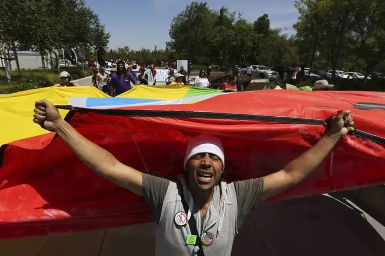 
	Manifestante segura bandeira durante protesto realizado nesta quarta-feira em frente &agrave; sede da empresa em Mountain View: o Google possui cerca de 50 mil funcion&aacute;rios
 (REUTERS/Robert Galbraith)