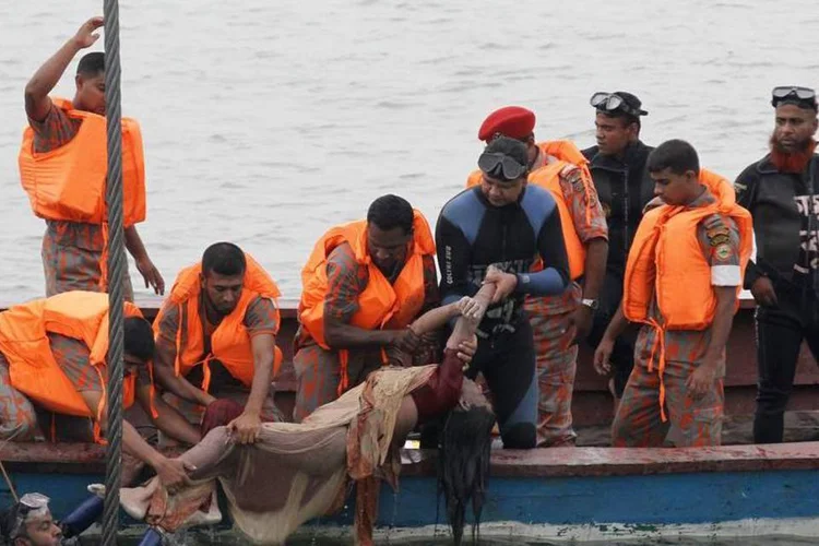 
	Bombeiros retiram corpo de passageiro de navio ap&oacute;s naufr&aacute;gio em Bangladesh: na maioria dos casos, os acidentes se devem &agrave; sobrecarga e ao mau estado das embarca&ccedil;&otilde;es (REUTERS/Andrew Biraj)