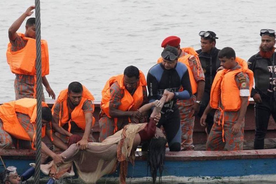 Sobe para 23 o número de mortos em naufrágio em Bangladesh