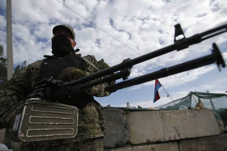 Pró-russo armado em Slaviansk (REUTERS/Maxim Zmeyev)