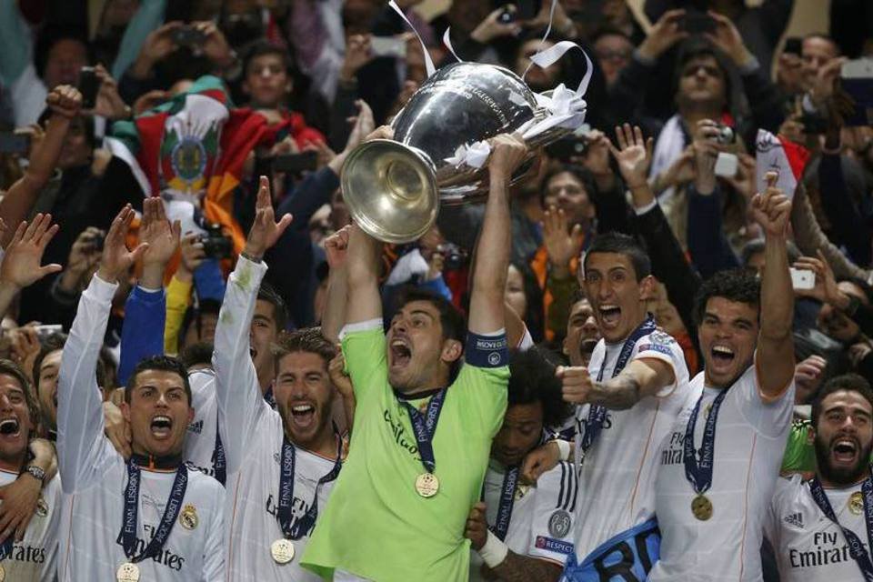 Capitão do Real Madrid, Iker Casillas (c), e o time comemoram com troféu a conquista da décima Champions (REUTERS/Paul Hanna)