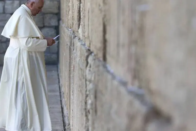 
	Papa visita o Muro das Lamenta&ccedil;&otilde;es, um dos mais sagrados do juda&iacute;smo
 (REUTERS/Andrew Medichini/Pool)