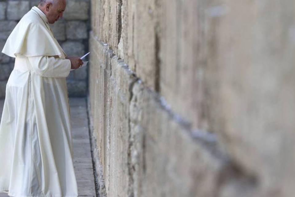 Papa visita Muro das Lamentações e defende diálogo