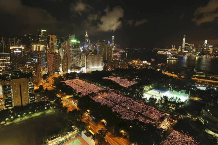Multidão lembra massacre da Praça da Paz Celestial, em Hong Kong (REUTERS/Paul Yeung)