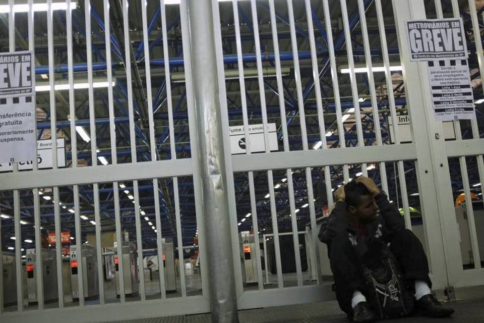 3º dia de greve tem piquetes em estações do Metrô