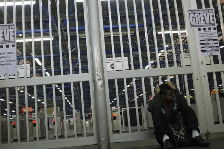 
	Passageiro sentado em frente a esta&ccedil;&atilde;o Barra Funda do metr&ocirc; fechada
 (REUTERS/Nacho Doce)