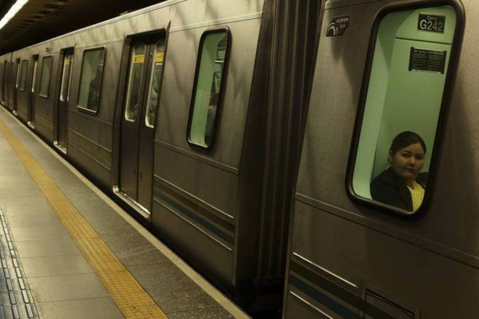 Linha vermelha do Metrô tem velocidade reduzida nesta manhã