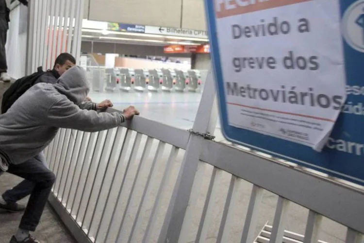 
	Usu&aacute;rios derrubam porta em esta&ccedil;&atilde;o de Metr&ocirc; fechada durante greve
 (REUTERS/Chico Ferreira)